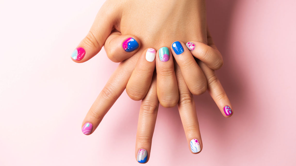 Handen met gelnagels