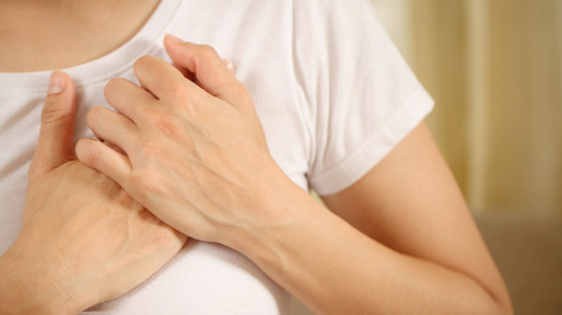 Vrouw met haar handen op het hart - is het boezemfibrilleren?