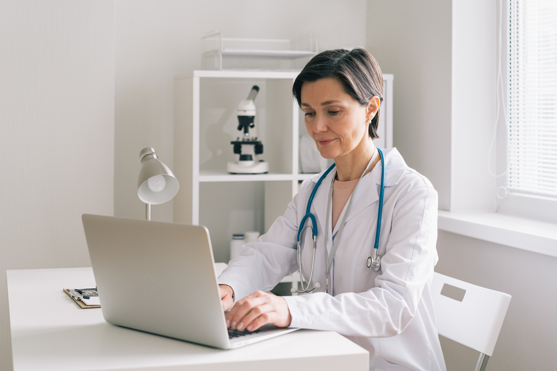Zorgverzekering vrouw zit achter laptop