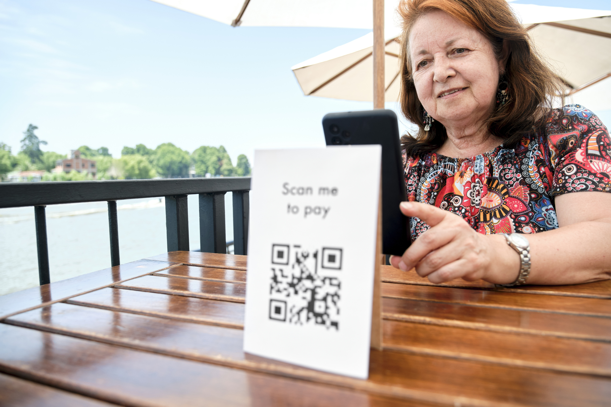 QR code vrouw moet betalen op terras