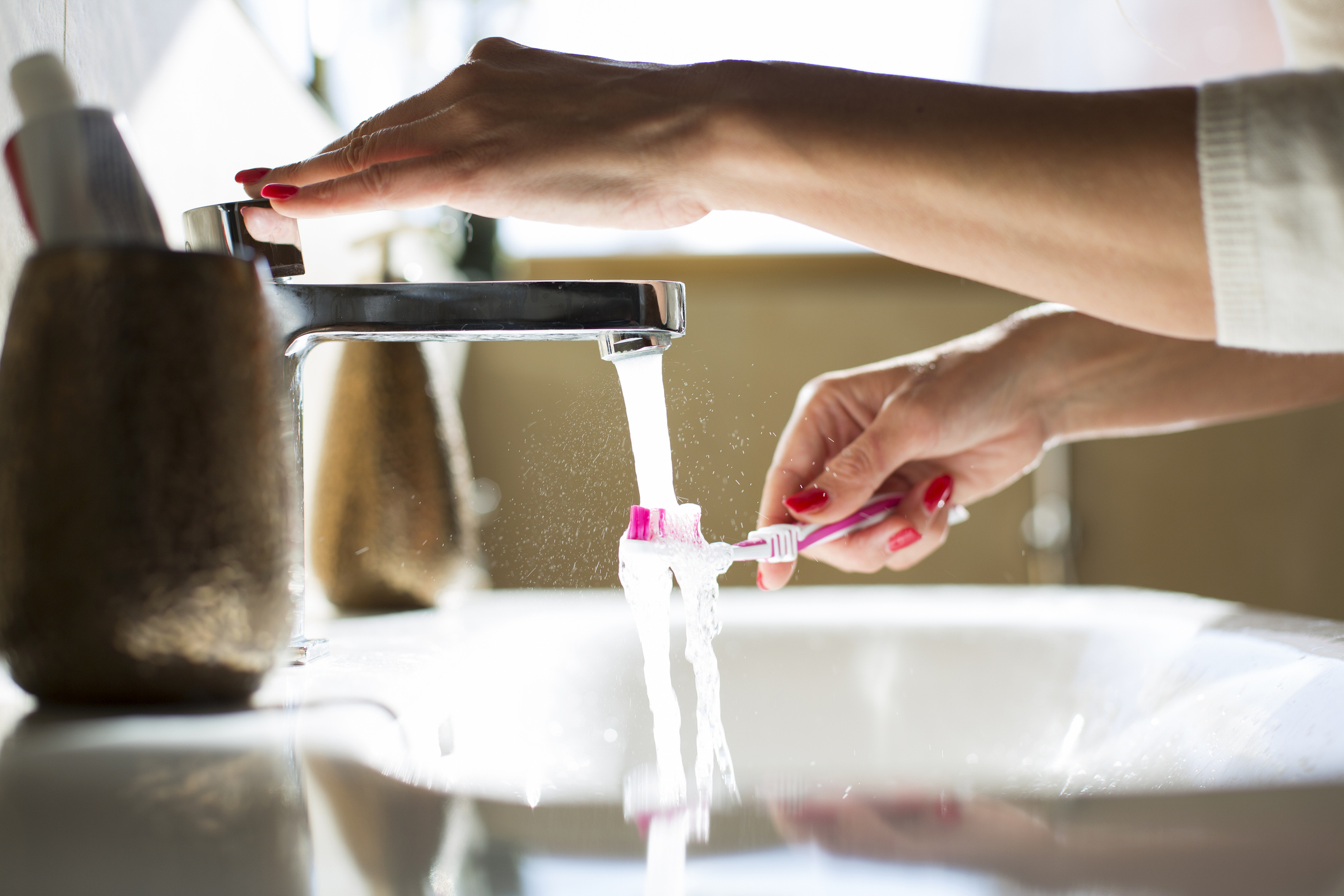 Waterkraan loopt tijdens het tanden poetsen