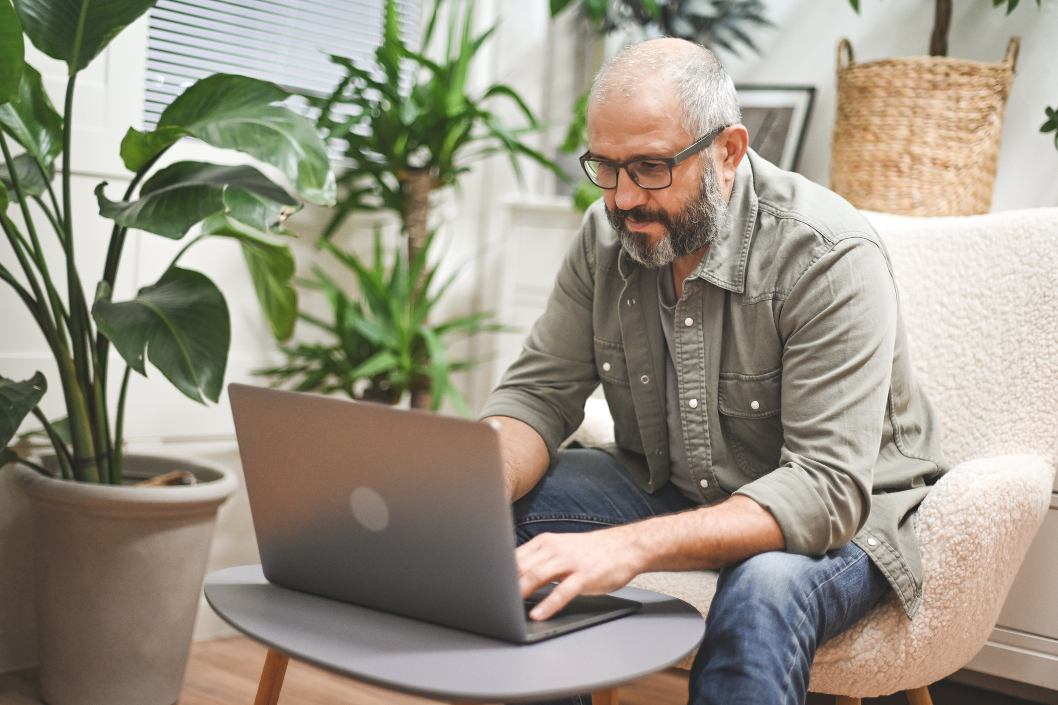 Man doet thuis zijn administratie op laptop