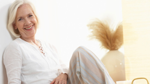 Vrouw zit op de grond met kop thee
