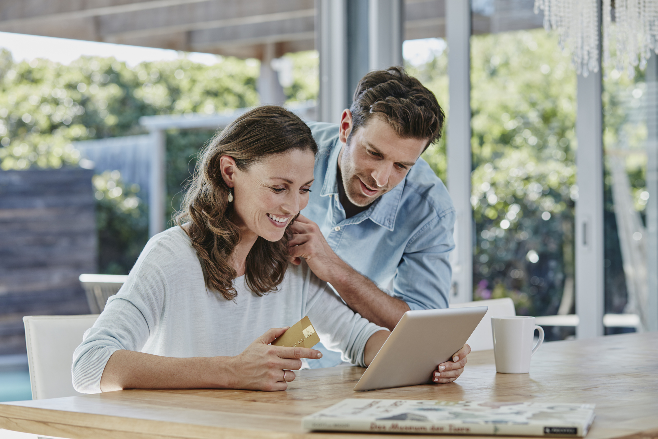 Man en vrouw samen achter de laptop