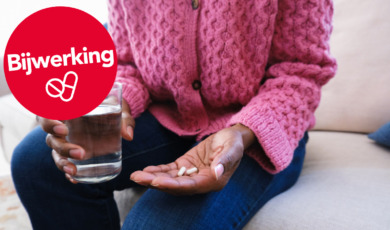 vrouw slikt supplement