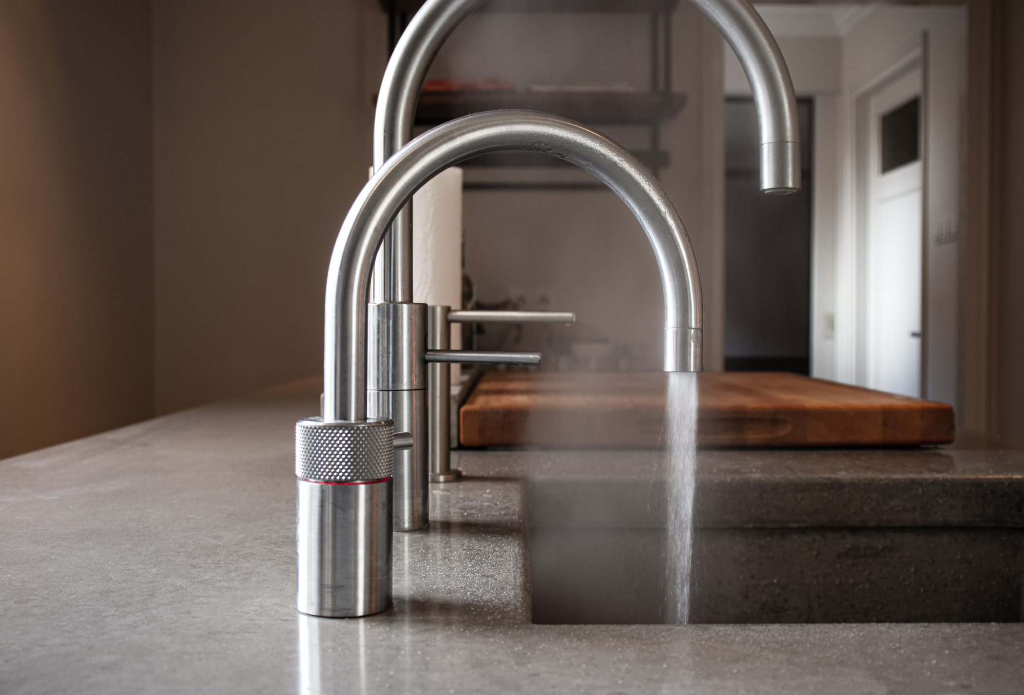 Kokendwaterkraan staat aan in de keuken