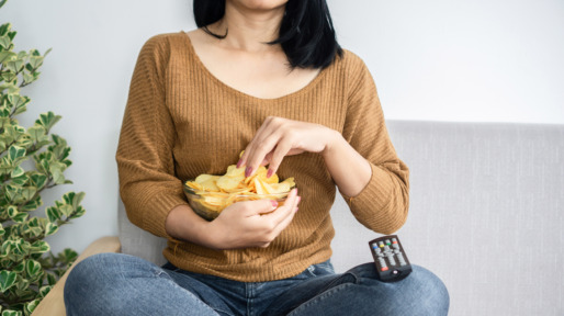 vrouw eet chips