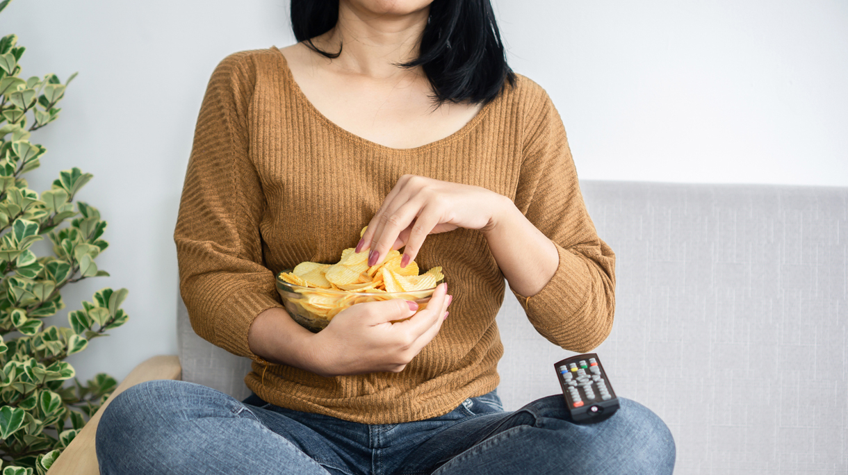 vrouw eet chips