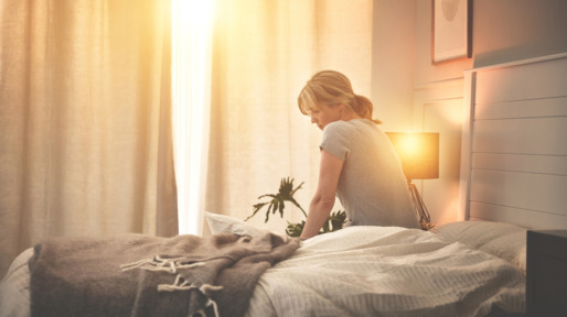 Vrouw op bed, net wakker maar niet uitgerust