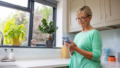 Oudere dame met mobiele telefoon