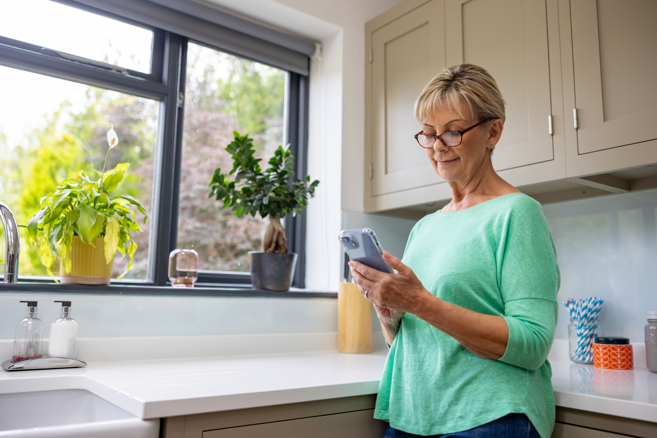 Oudere dame met mobiele telefoon