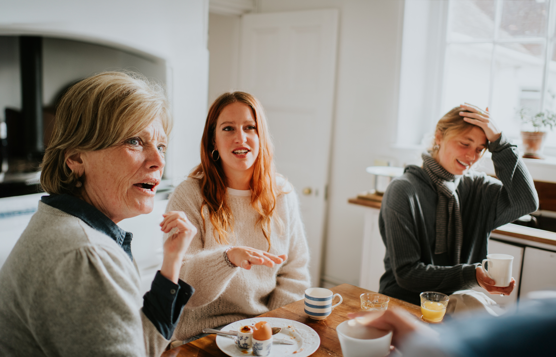 Ruziende familie aan de keukentafel