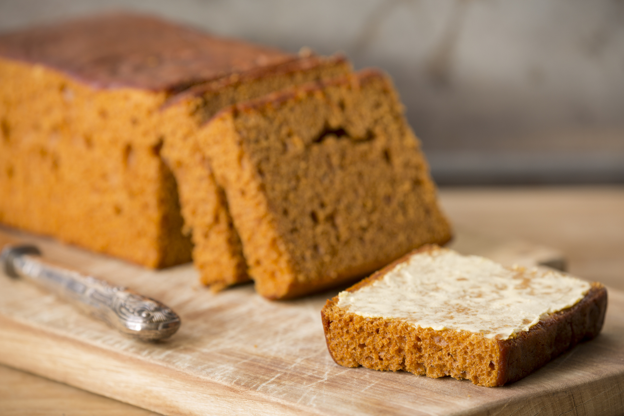 Lekkere plakken ontbijtkoek op een houten snijplank