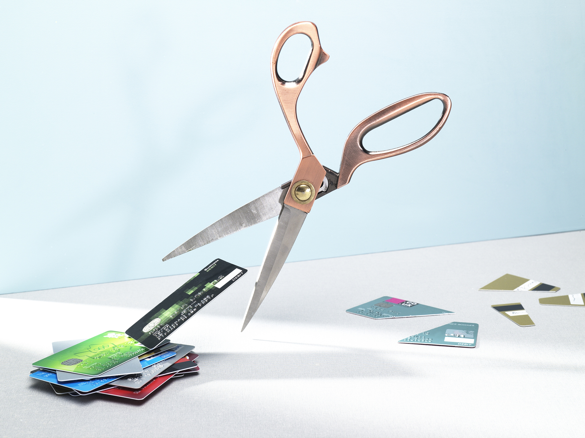 De schaar zetten in oude bankpasjes en creditcards