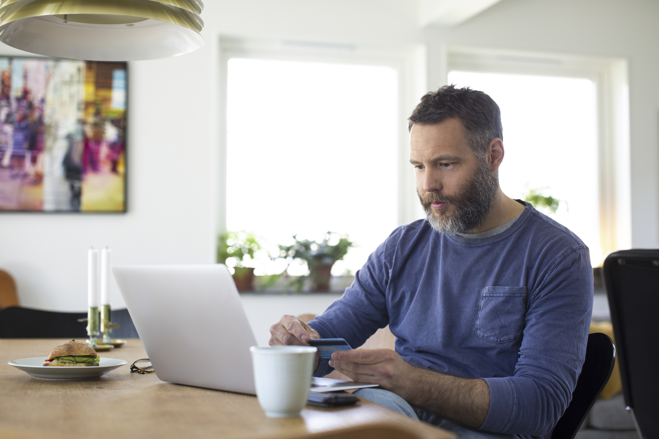 Man zit te werken aan zijn bureau op kantoor