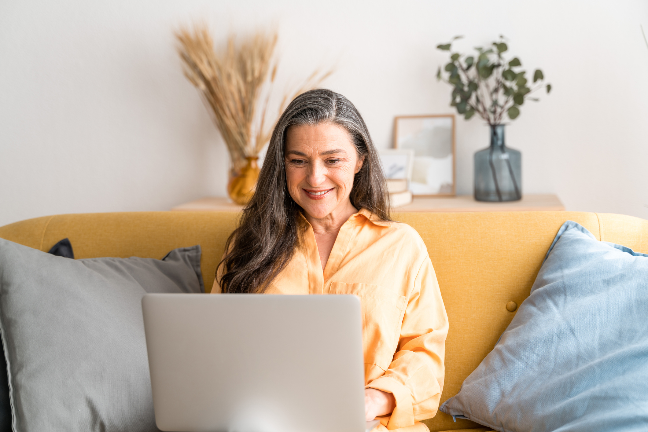Vrouw achter laptop