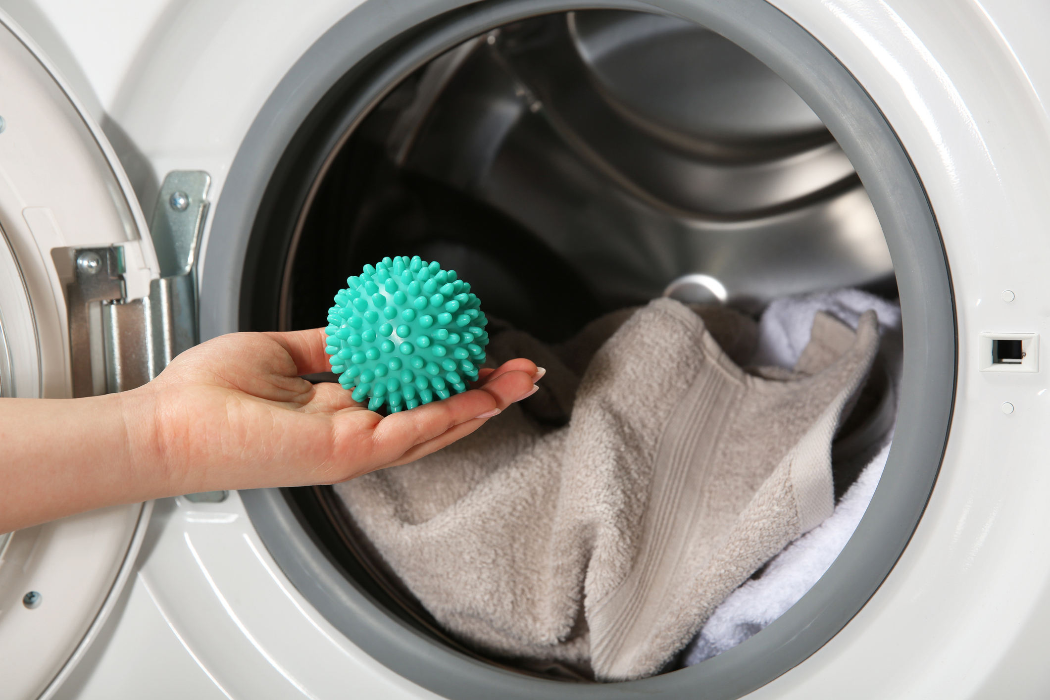 Drogerbal in de trommel van een wasmachine