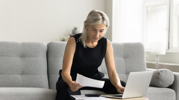 Vrouw is bezig met de financiering van haar badkamer