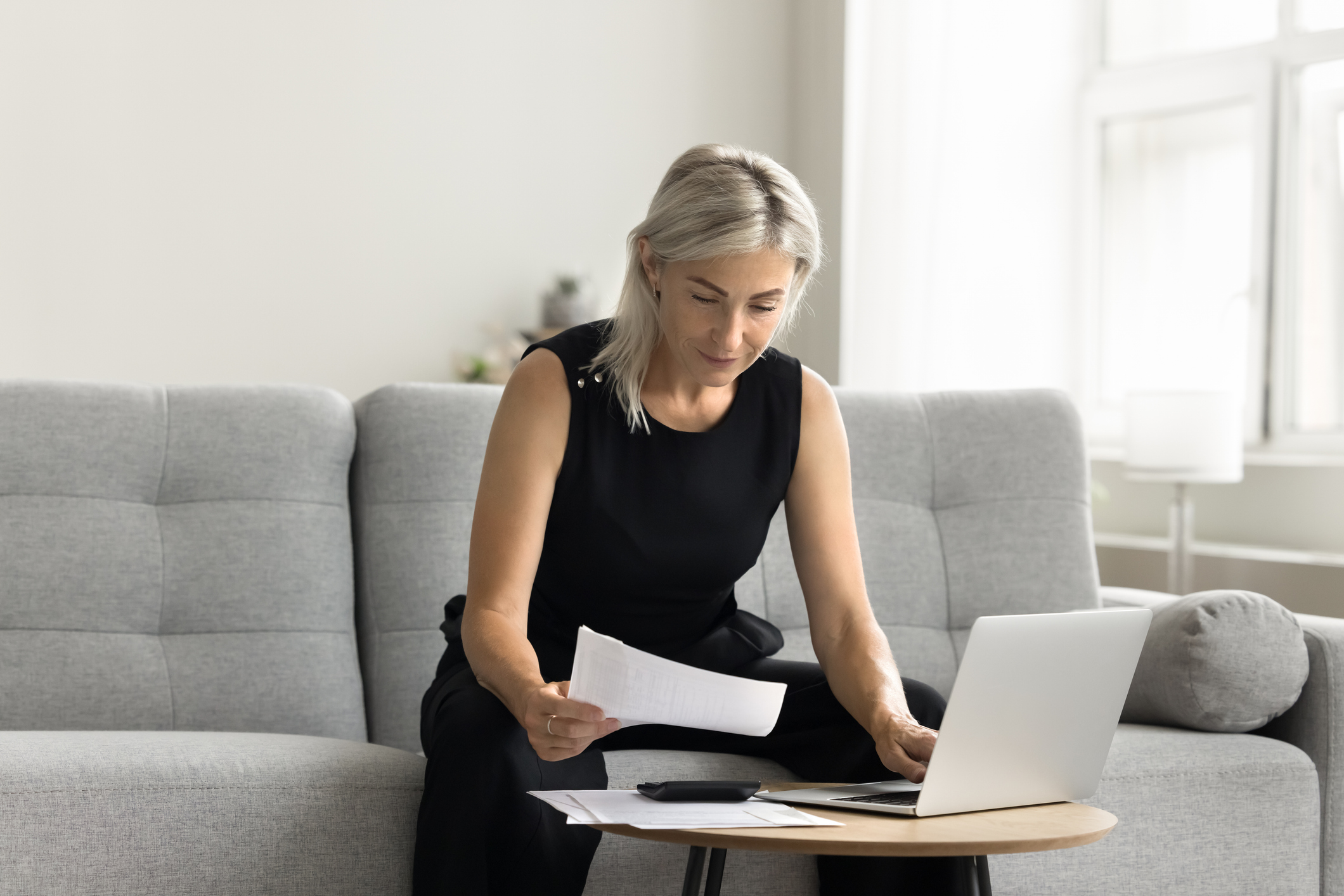 Vrouw is bezig met de financiering van haar badkamer