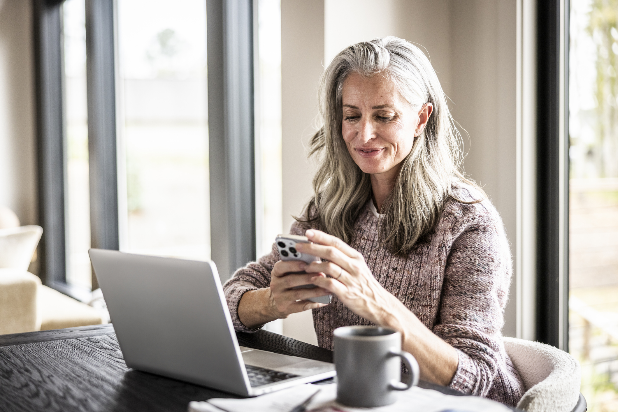 Vrouw doet werk achter haar bureau