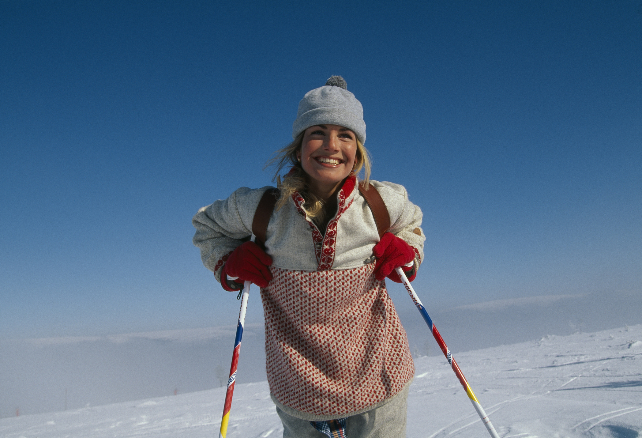 Wintersport vrouw op skis