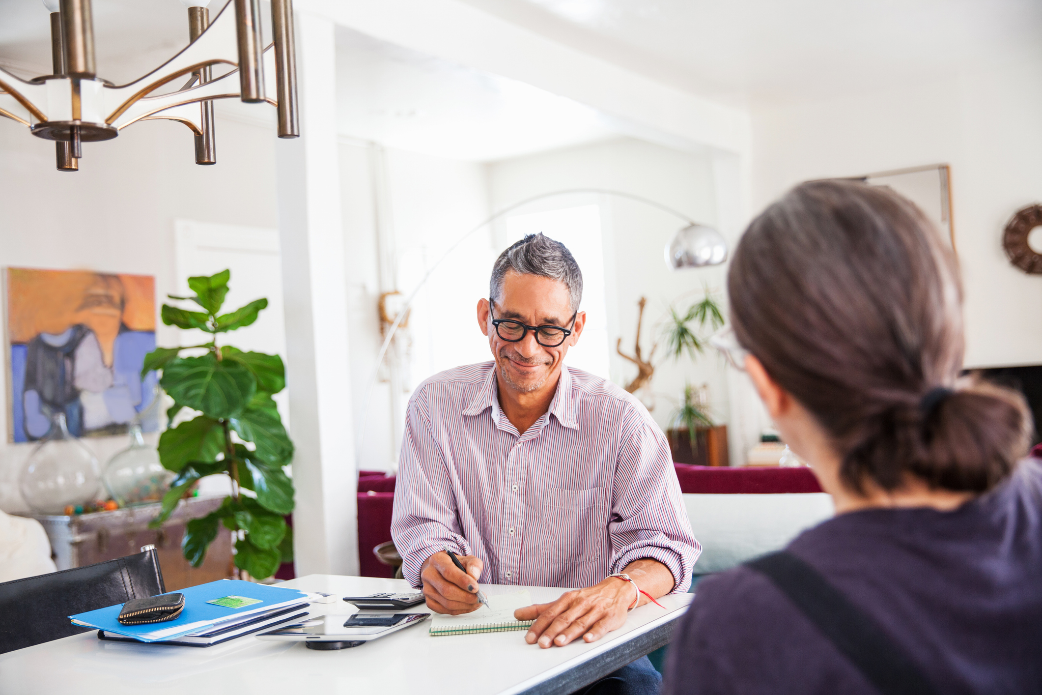 Man en vrouw zijn thuis bezig met papierwerk aan bureau