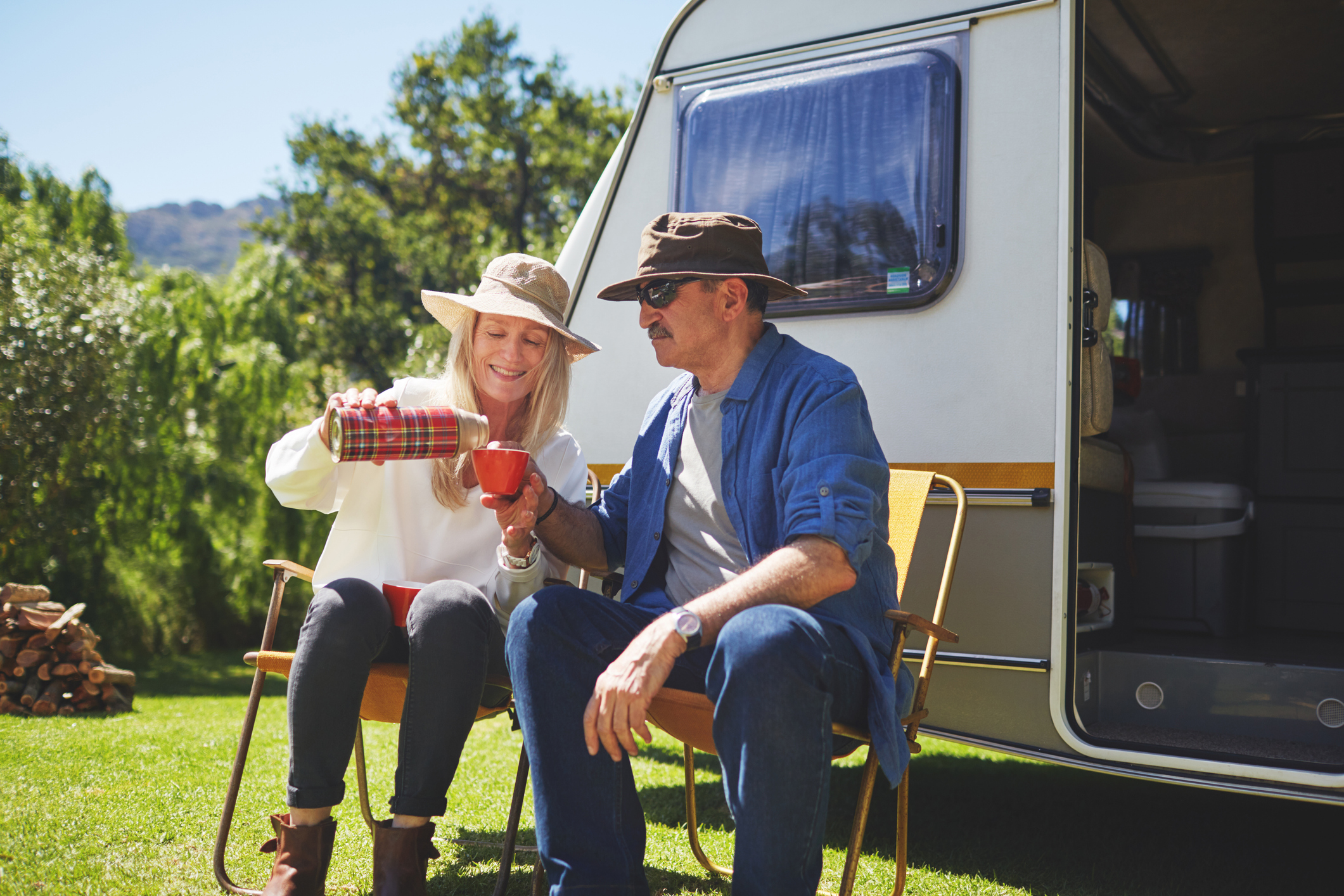 Camper met ouder koppel