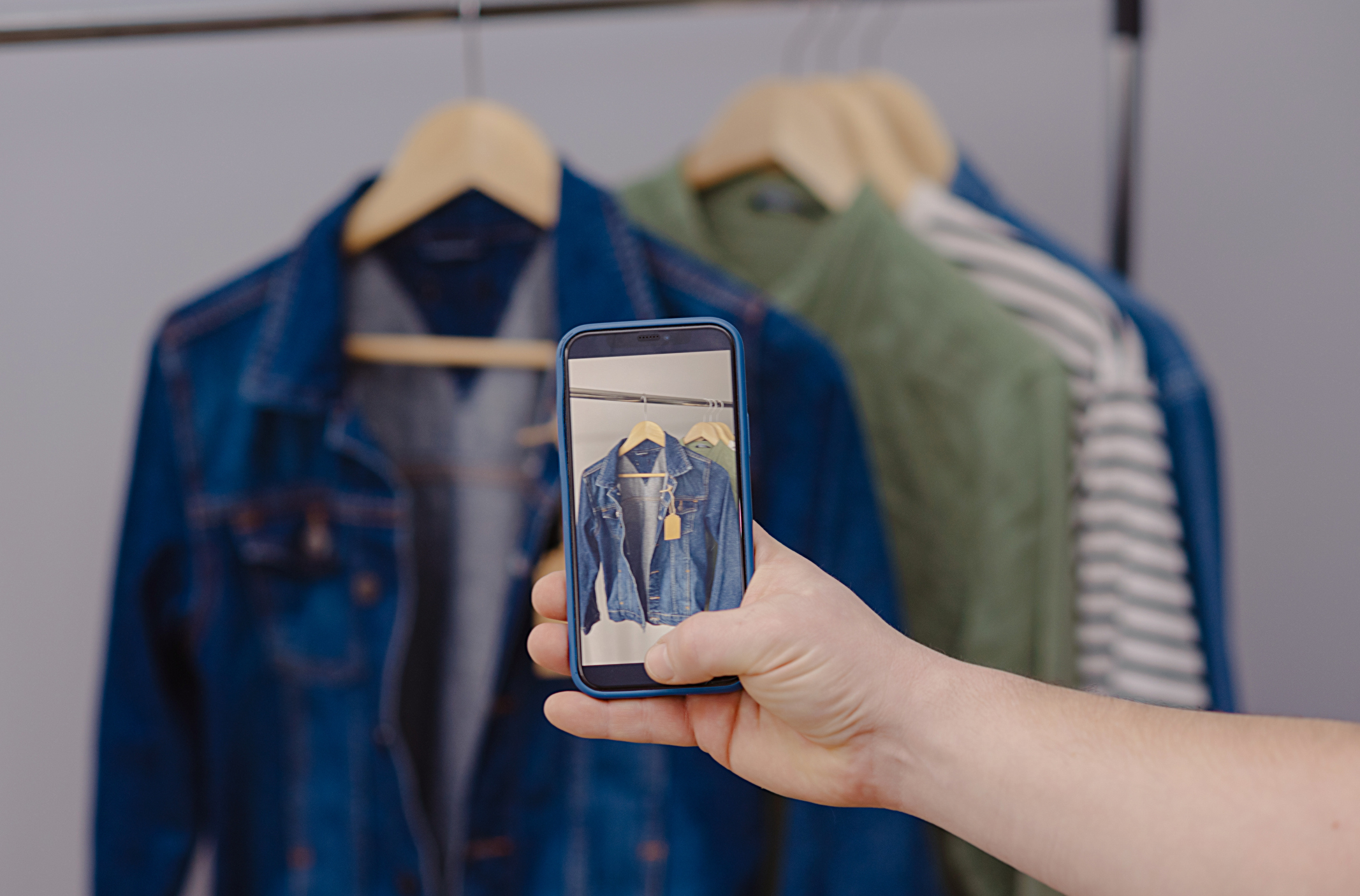 Tweedehands kleding verkopen met behulp van smartphone