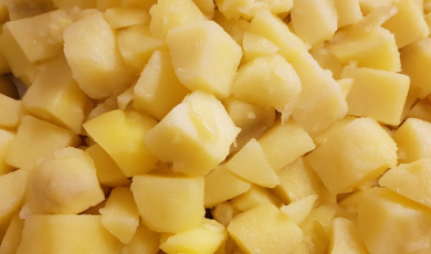 Afgekoelde gekookte aardappelen in partjes gesneden