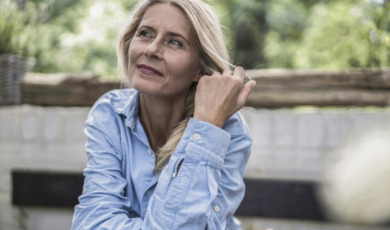 knappe oudere vrouw