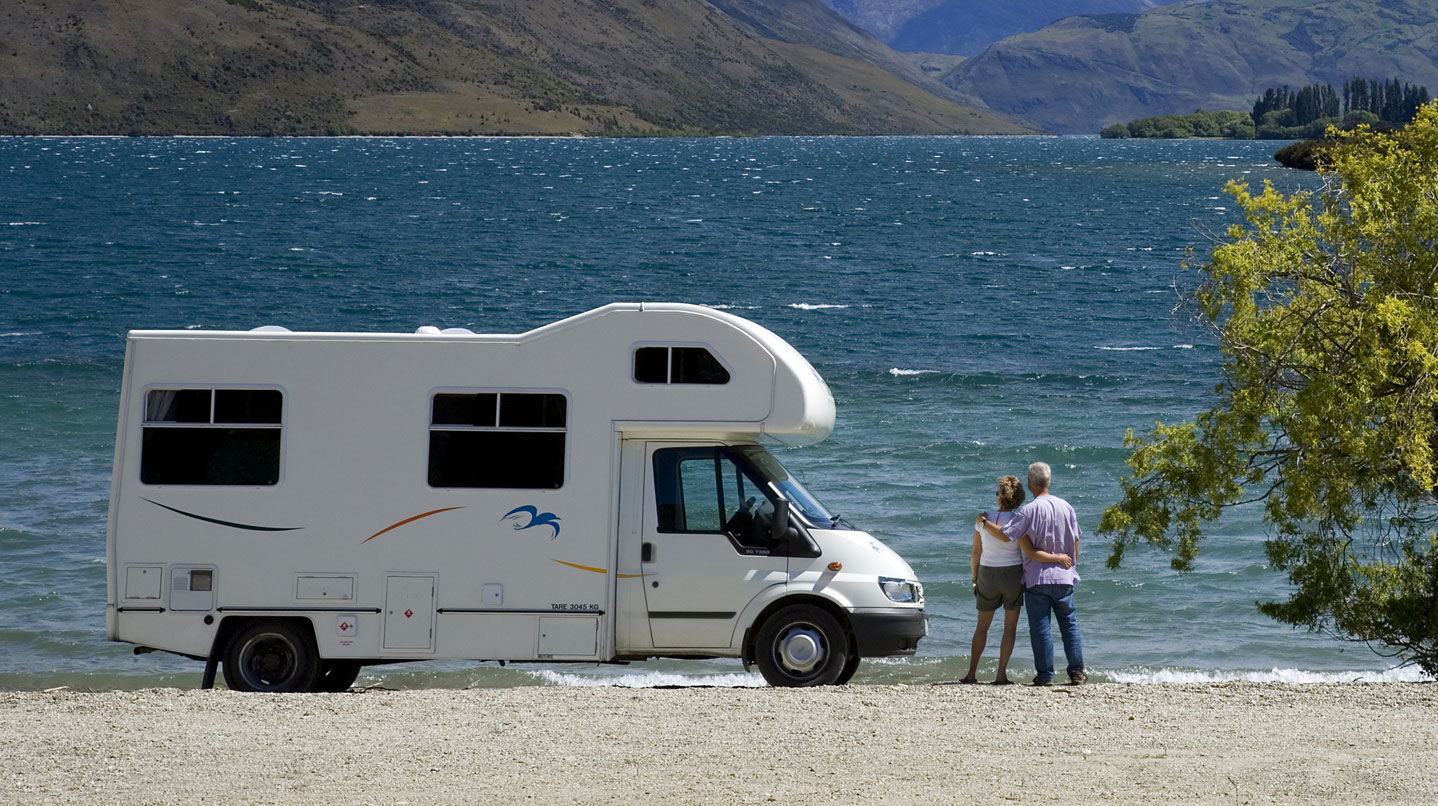 Camper met koppel aan het water