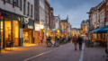 Koopavond in Nederland, een lege winkelstraat in Amersfoort