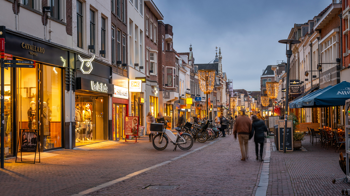 Koopavond in Nederland, een lege winkelstraat in Amersfoort