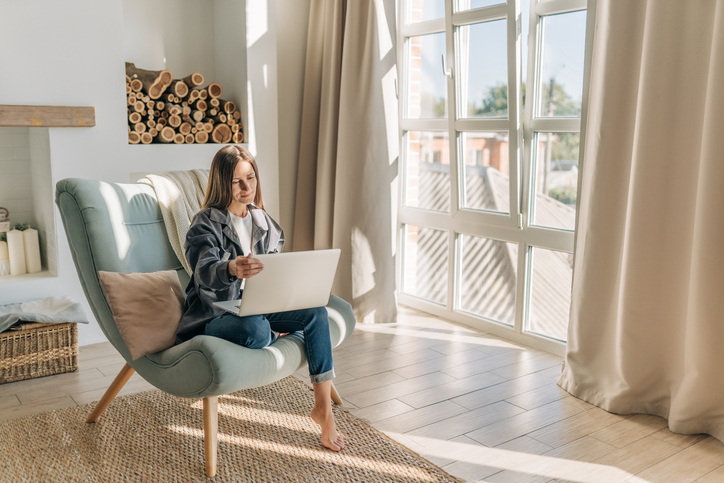 Vrouw is rustig aan het werk in relaxte stoel