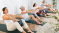 Deelnemers aan een groepsles pilates met een bal