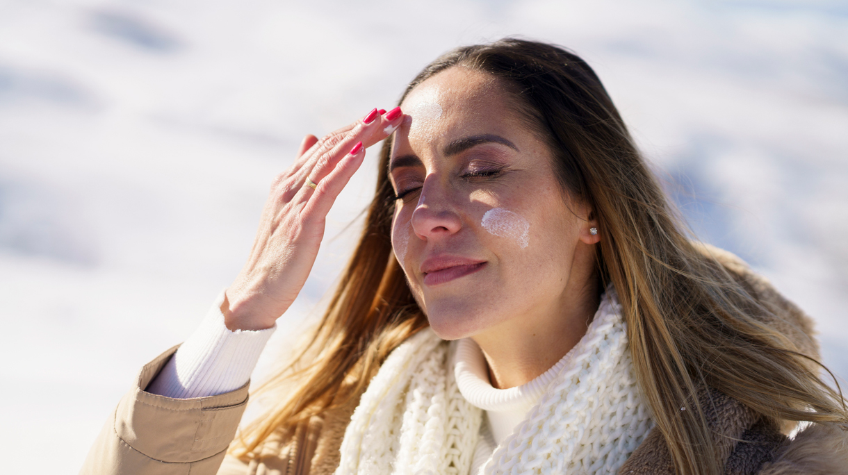 Vrouw smeert zich in met zonnebrandcreme