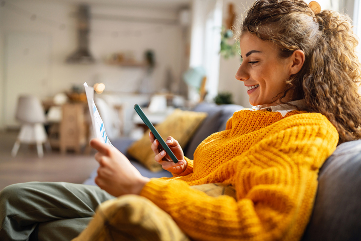 Vrouw is bezig met webshop