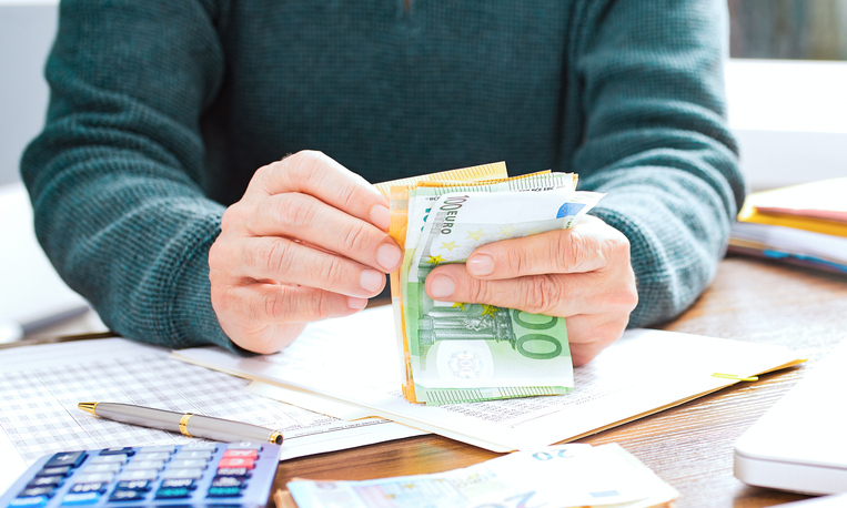 Man telt contant geld uit