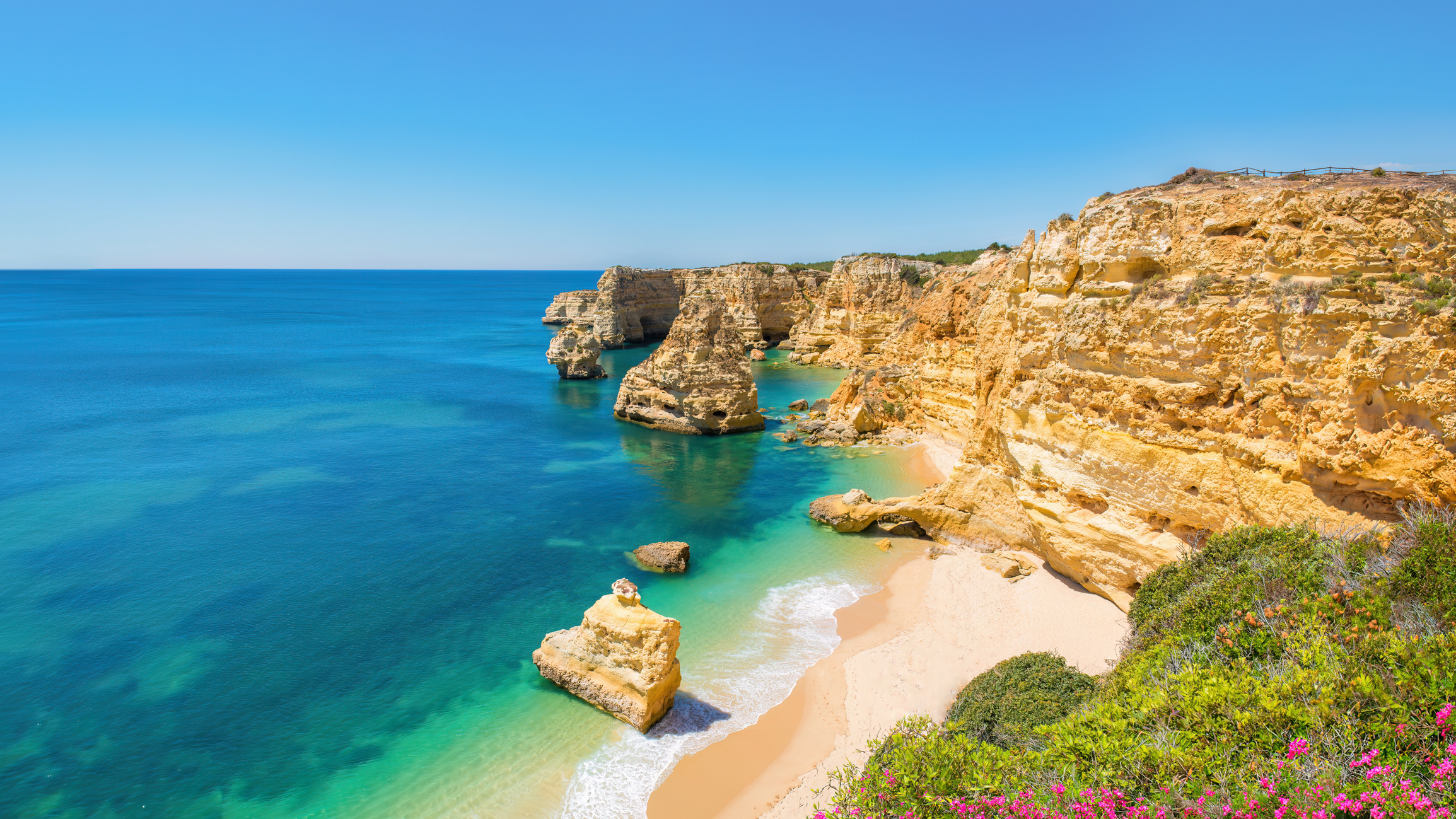 De kust in Algarve, Portugal