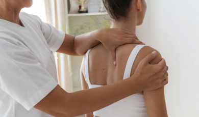 osteopaat behandelt iemand