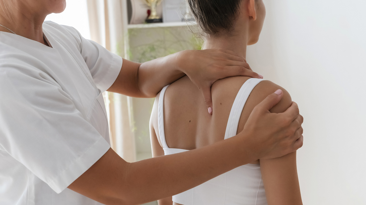 osteopaat behandelt iemand