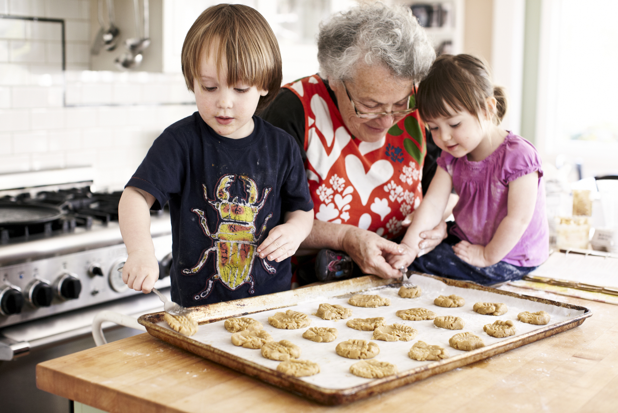 Oma bakt koekjes met haar kleinkinderen in de keuken