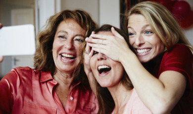 Moeder met 2 volwassen dochters krijgen een verrassing