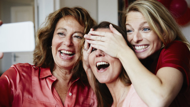 Moeder met 2 volwassen dochters krijgen een verrassing