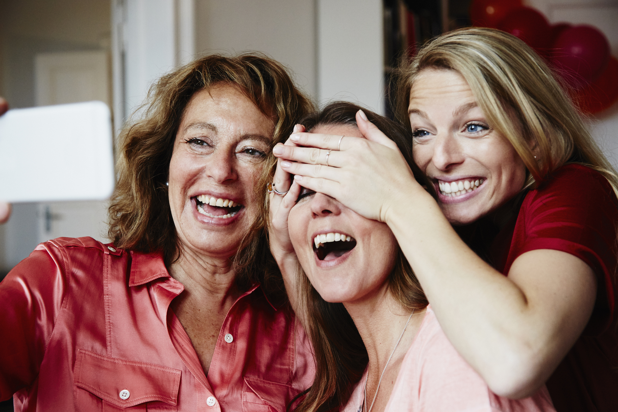 Moeder met 2 volwassen dochters krijgen een verrassing