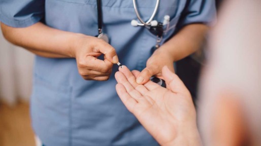 vingerprik bij dokter
