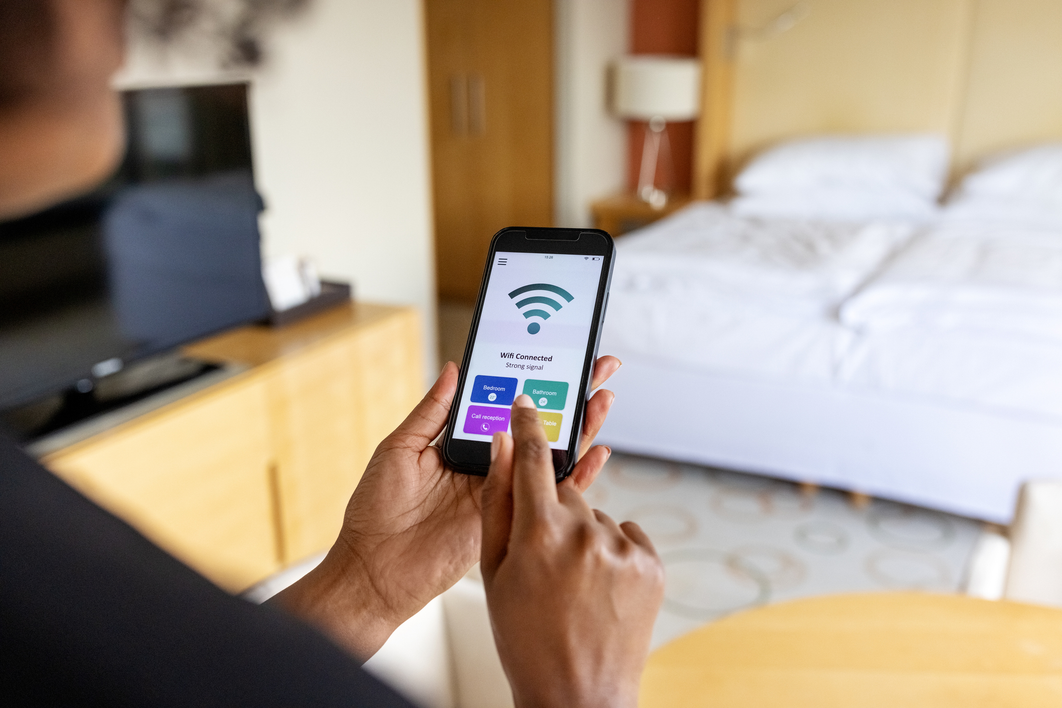 Vrouw past de wifi instellingen aan op haar telefoon
