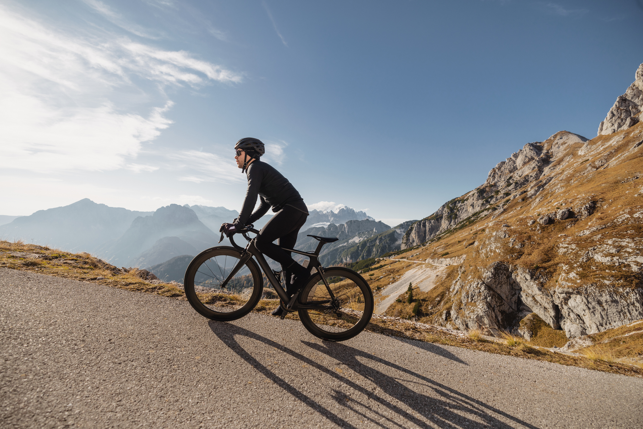 Man beklimt bergtop met de fiets