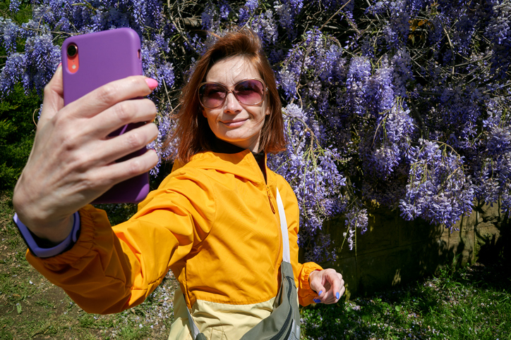 Vrouw neemt een selfie met lavendel op de achtergrond