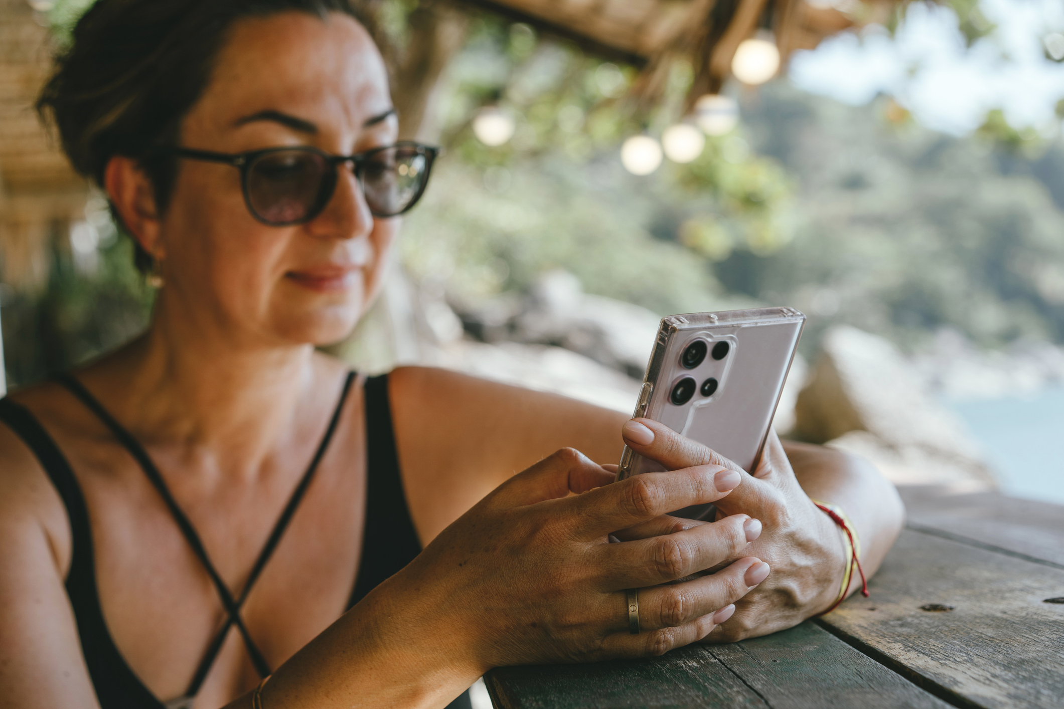 Vrouw op vakantie is lekker bezig op haar smartphone